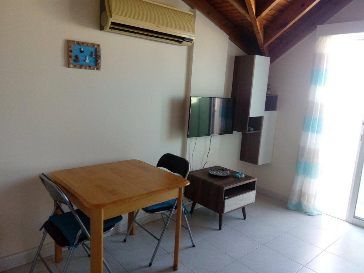 Lighthouse Apartment Larnaca Exterior photo